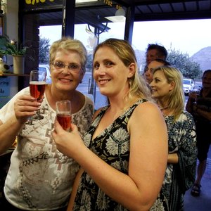 Nicolette Bosch (links) en haar dogter, Elzanne Bosch, klink â€˜n glasie nadat Elzanne â€˜n heildronk ingestel het